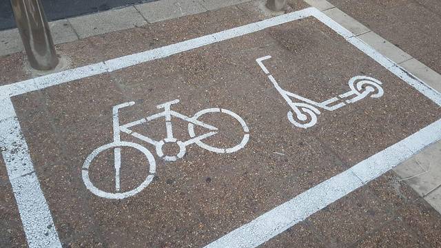 Вступают в силу новые правила парковки самокатов и велосипедов в Тель-Авиве