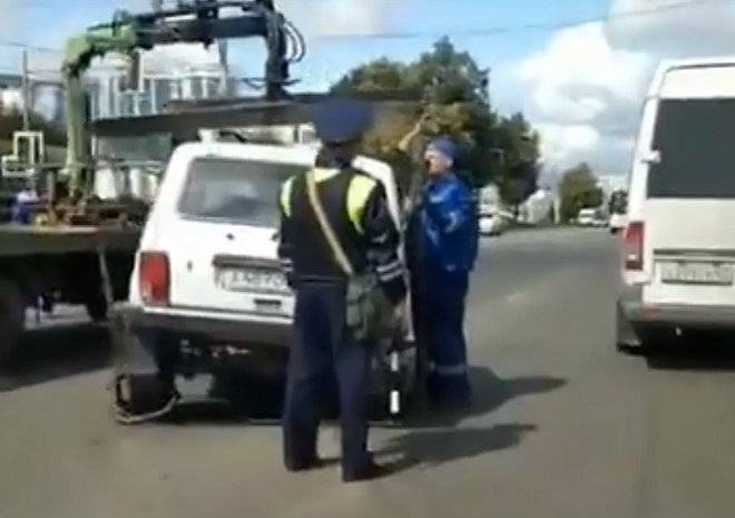 Соцсети: в Рязани эвакуатор «уронил» машину