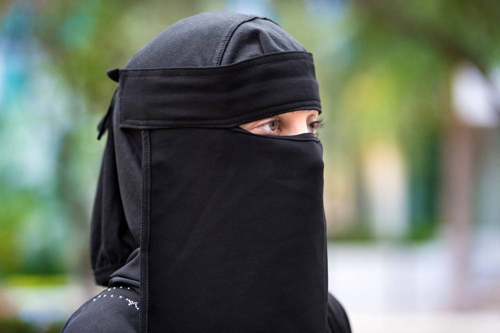 В Нидерландах запретили носить бурку и никаб в общественных местах