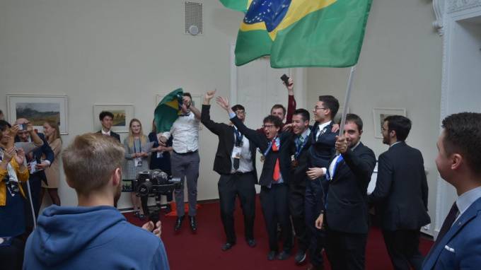 Олимпиаду по экономике в Петербурге выиграли школьники из Бразилии