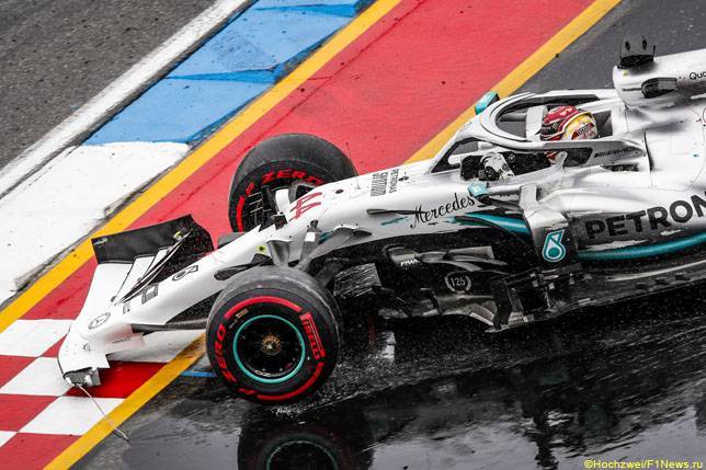 В Mercedes объяснили долгий пит-стоп Хэмилтона - все новости Формулы 1 2019