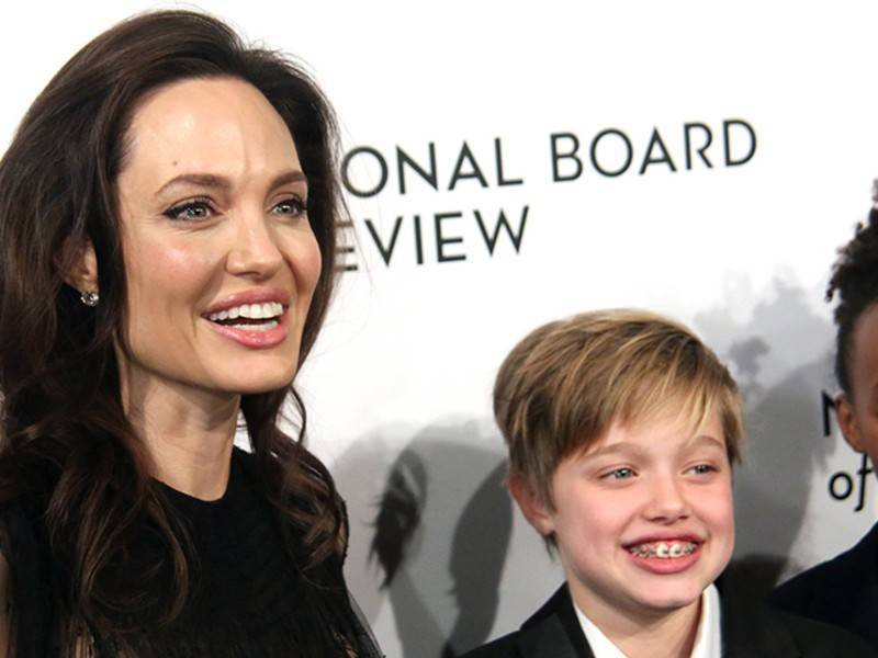 Дочь Анджелины Джоли хочет сбежать от матери к Бреду Питту
