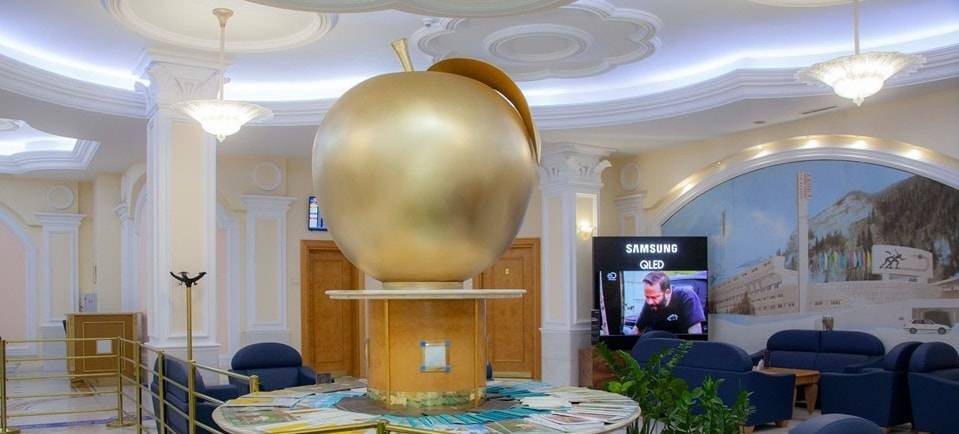 Гигантское золотое яблоко появилось в аэропорту Алматы (фото)