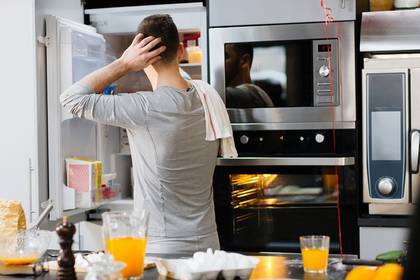 Неуклюжий муж взорвал духовку, расплавил холодильник и уничтожил диван