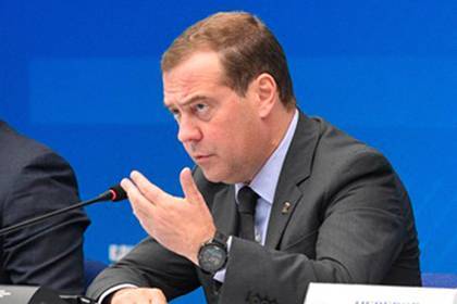 Медведев пообещал деньги на тушение пожаров в Сибири