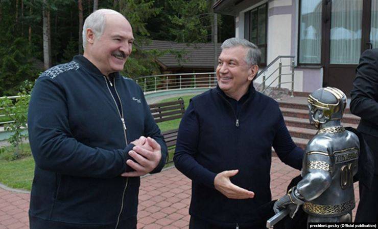 Лукашенко подарили его же метровую статую с Колей в животе — фото, видео