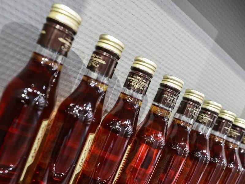 Полицейские изъяли в Подмосковье 50 тонн контрафактного алкоголя