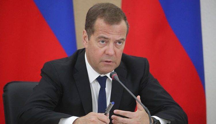 Медведев потребовал предоставлять «дальневосточный гектар» без «нервотрепки»