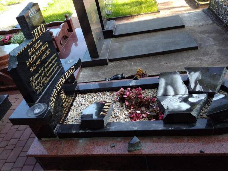 В Житомирской области разнесли памятники на могилах «АТОшников»