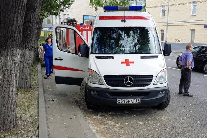 Автомобиль сбил женщину в Нагорном районе Москвы