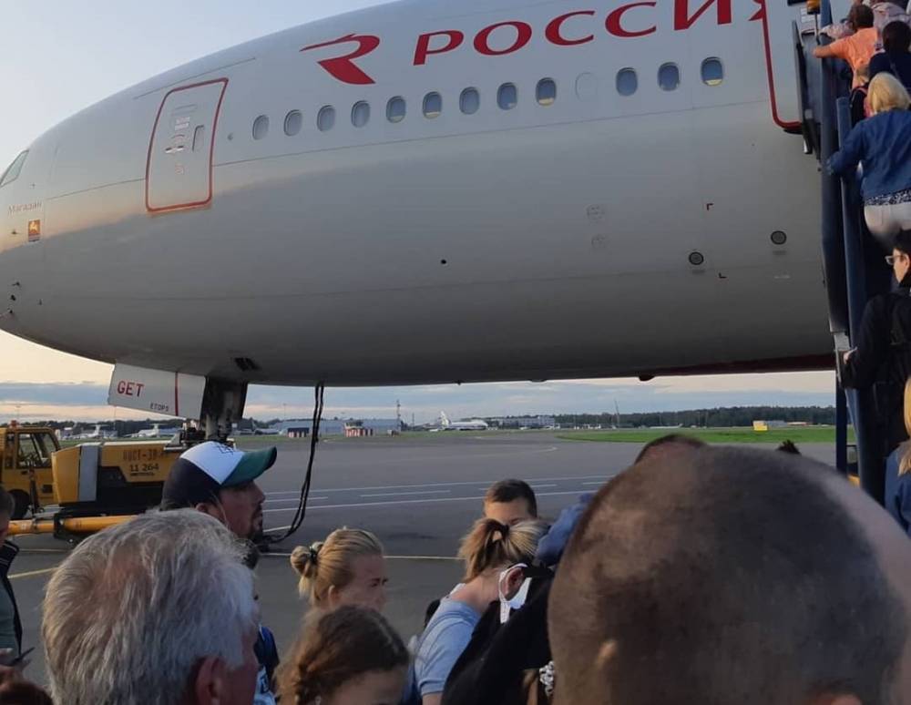 Пассажиры отказались лететь на самолете, из которого их дважды выводили в Москве