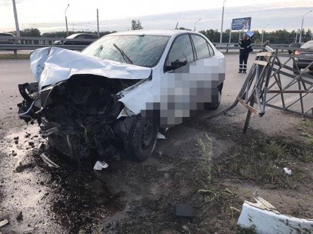 В Уфе 28-летний водитель врезался в электроопору