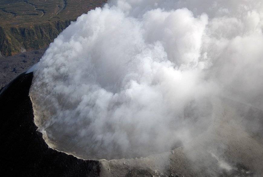 На Камчатке вулкан выбросил столб пепла на высоту более пяти километров