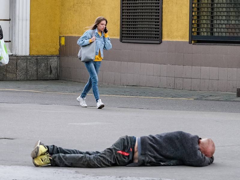 Пнувшая бездомного сотрудница пермского Росреестра уволена