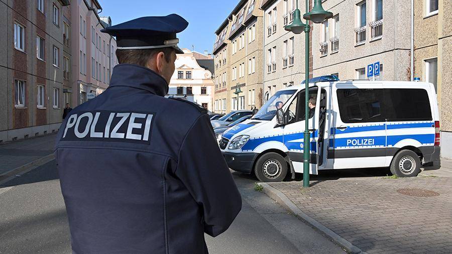 Мужчина с мечом убил оппонента на людной улице в Германии