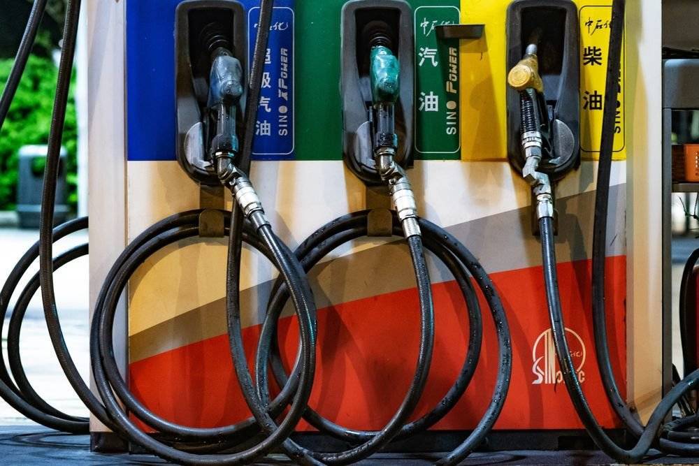 Китай снижает цены на бензин и дизельное топливо