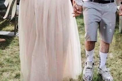 Неуместный костюм жениха на свадьбе насмешил пользователей сети