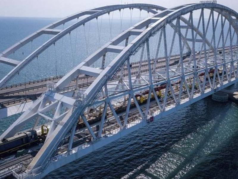 Рабочие объяснили, откуда на Крымском мосту появились поезда