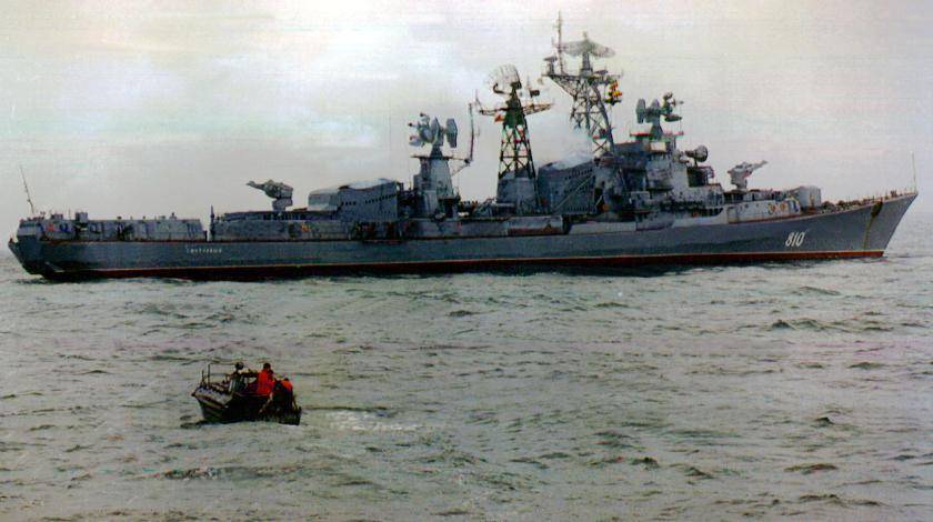 Российский сторожевик гоняется за американским эсминцем