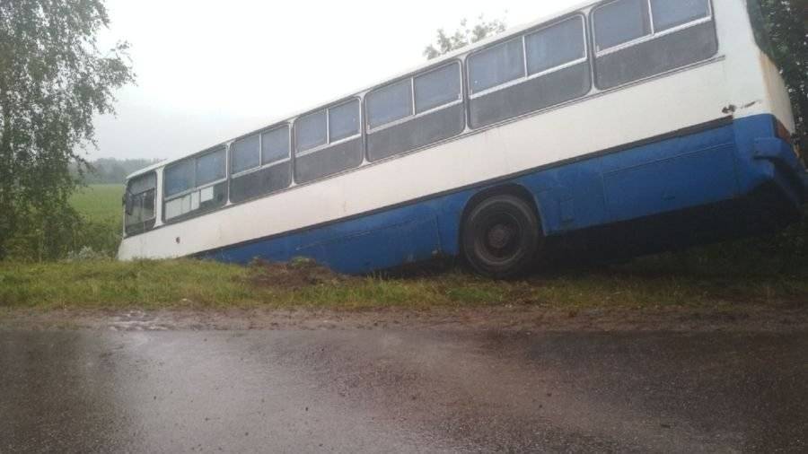 Под Костромой неисправный автобус с пассажирами в салоне слетел в кювет – РИА «7 новостей»