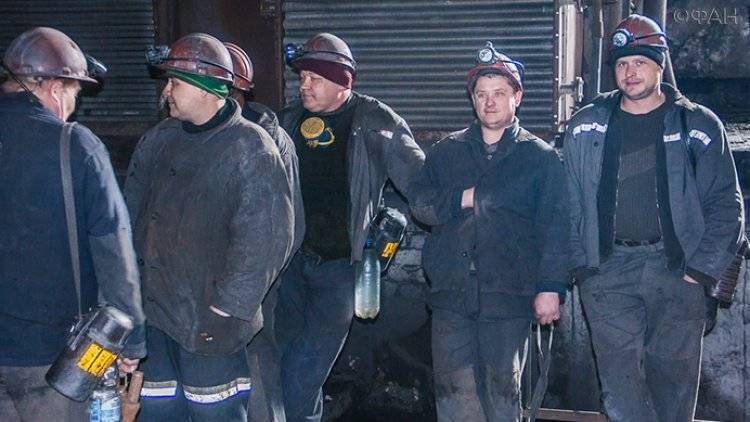 Взбунтовавшиеся шахтеры перекрыли дорогу в Донбассе