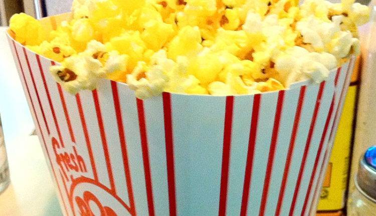 Российские киносети предлагают запретить зрителям проносить на сеанс еду и напитки, приобретенные не в кинотеатре