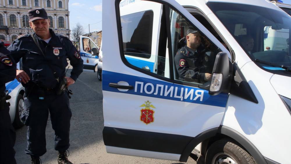 "Отбросило на тротуар": В Петербурге автомобиль влетел в толпу пешеходов