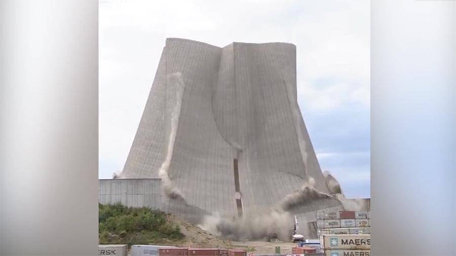 Взрыв башни немецкой АЭС попал на видео