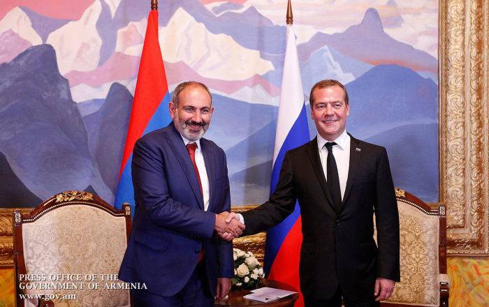 "Премьерское селфи": в соцсети появилось фото Пашиняна с Медведевым без галстуков
