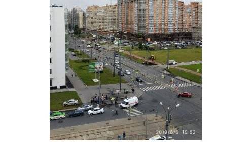 Машина снесла трех пешеходов на тротуаре в Петербурге – РИА «7 новостей»