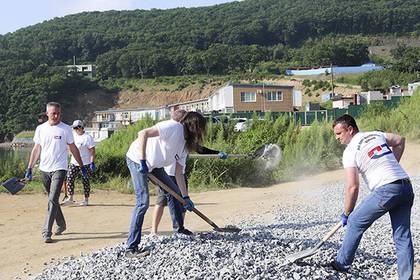 Россияне убрали мусор с пляжа бухты в Находке