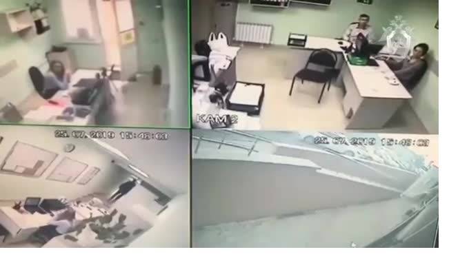 Видео: в Ставрополе мужчина в офисе нанес 4 удара ножом бывшему коллеге из-за личной неприязни