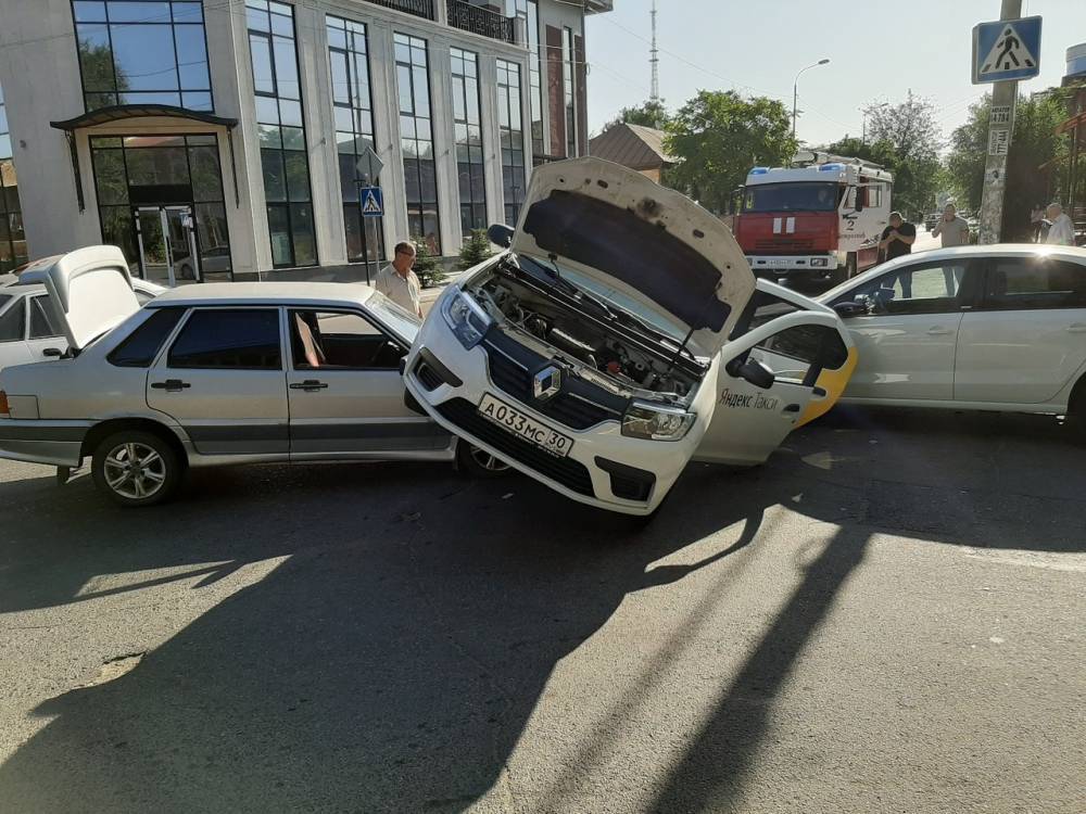 В Астрахани в тройном ДТП такси «захватили» в тиски два других автомобиля