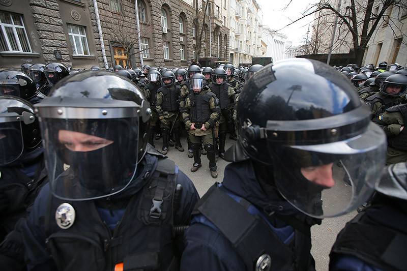 Украина подготовила почти тысячу полицейских для "возвращения" Донбасса