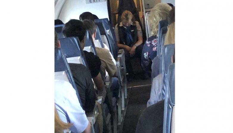 Стюардесса United Airlines заснула во время полета. Уровень алкоголя в ее крови был в 4 раза выше нормы