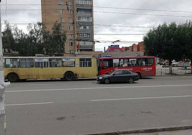 На улице Есенина столкнулись маршрутка и троллейбус