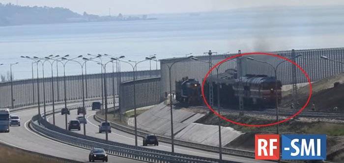 Первый грузовой состав проехал по Крымскому мосту