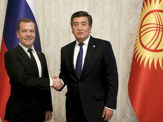 Кортеж Медведева в Киргизии встретили люди с «безопасными» плакатами