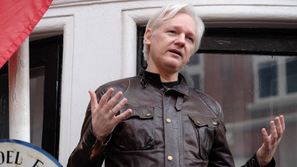 "Русские хакеры" ни при чем: Wikileaks получила "тысячи писем Клинтон" от Госдепа