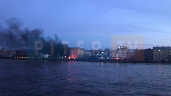 На Васильевском острове горели иномарки. Дым заметили в центре города