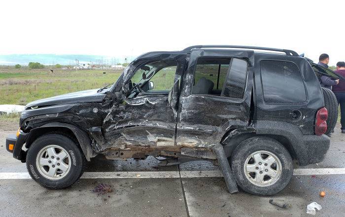 Страшное ДТП в Армении: внедодорожник врезался в скалы, водитель и его сестра скончались