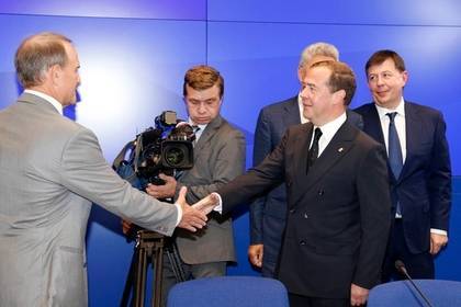 Медведев поздравил Медведчука со вторым местом на выборах в Раду