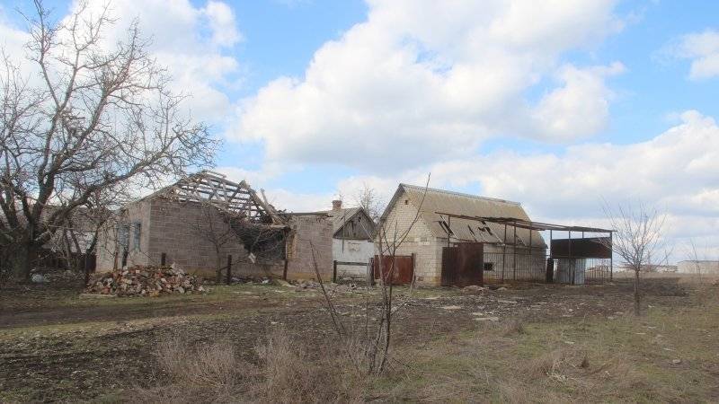 Дом загорелся в результате минометного обстрела силовиками поселка в ДНР
