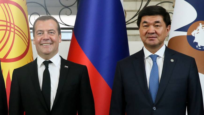 Медведев и Абылгазиев провели встречу в «Юрте» в Чолпон-Ате