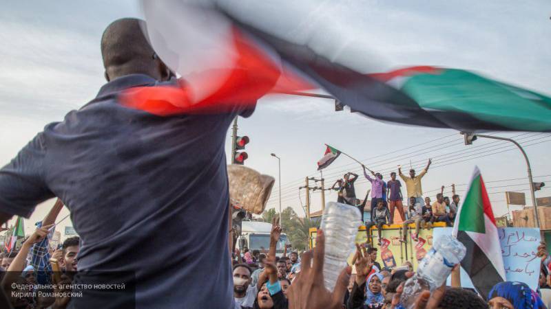Лидеры акций протестов в Судане отказались от должностей в правительстве, сообщили СМИ