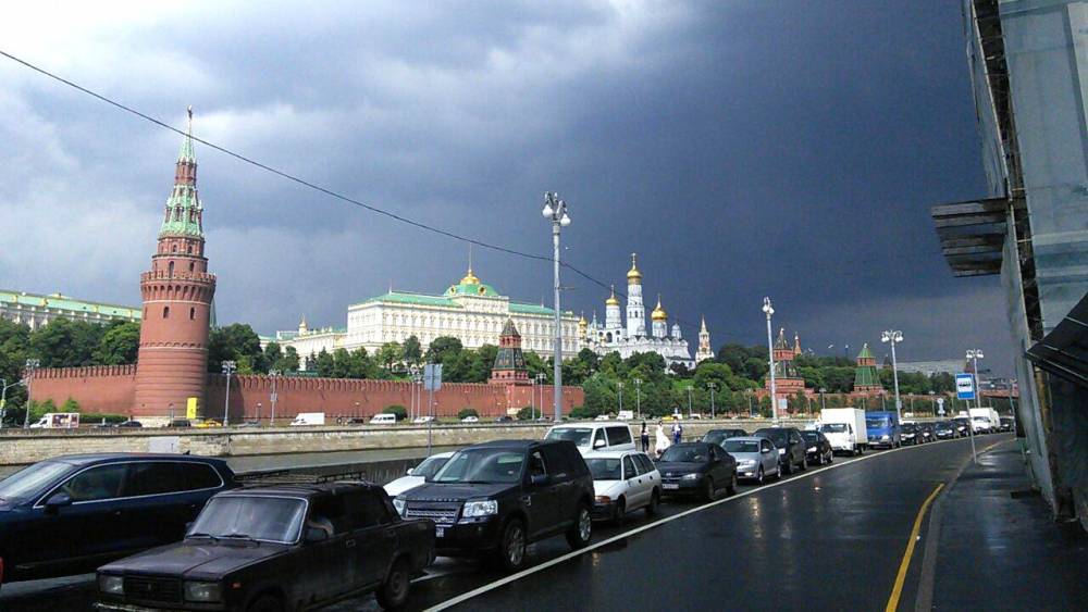 Синоптики предупредили москвичей о проливных дождях и усилении ветра