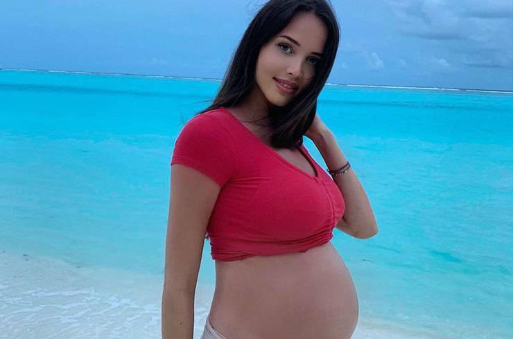 «Кроха просит»: беременная Анастасия Решетова показала на пляже обнаженный живот — Информационное Агентство "365 дней"