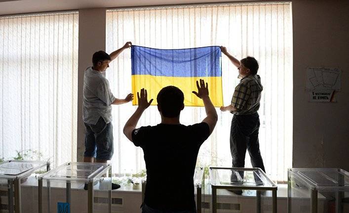 «Гордон»: в Крыму «патриоты» подняли украинский флаг