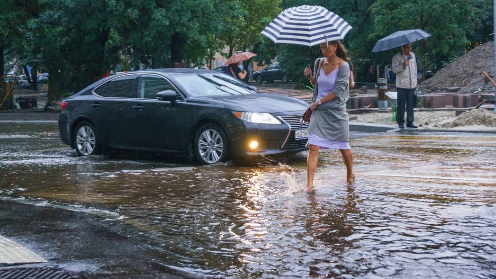 Можно плавать: В Красноярске дожди сделали из автобуса бассейн - видео