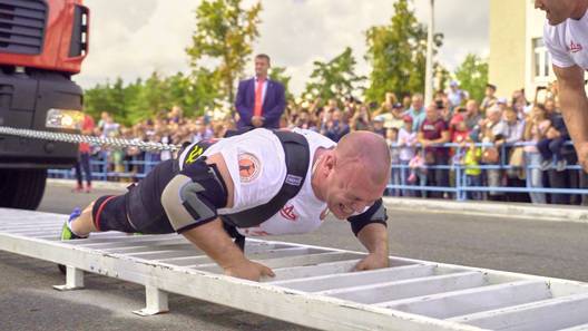 Белорусский богатырь установил мировой рекорд, протянув 15 МАЗов